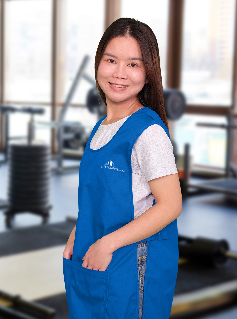 Eine Mitarbeiterin der Fitnesscenter-Reinigung München