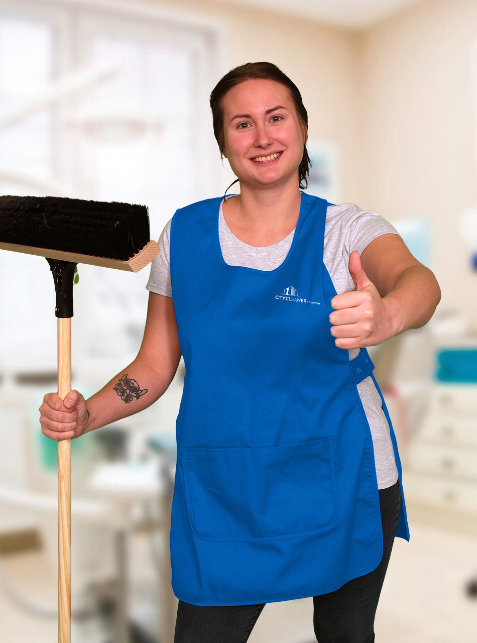 Eine Mitarbeiterin der Praxisreinigung München mit blauer Weste, Besen und Daumen noch