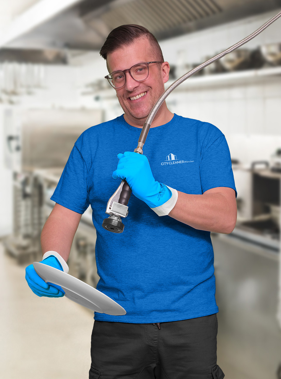 Ein Mitarbeiter vom Spüldienst München im blauen T-Shirt, der einen Teller professionell spült